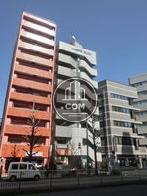 マンションとオフィスビルが建ち並びます