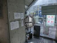 モダンなデザインの明るいホール