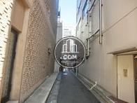 ビルの脇の細い路地