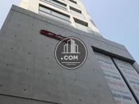 通り沿いにビル名が表記されています