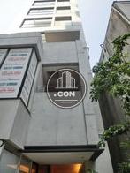 正面向って右側にはバルコニーが設置されています
