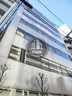 玄関前から見上げた外観
