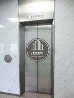 エレベーターの乗り場前
