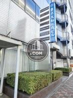 正面口回りに設置された自立型サイン