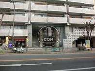正面玄関は、三鷹通りに面しています