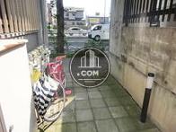 階段を降りて前の通りを見た光景