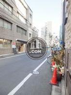 人通りの少ない玄関前通り