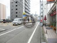 対面側にコインパーキングがございます