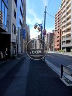 建物前の歩道