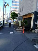 建物前の歩道