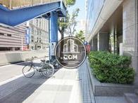 陸橋に隣接しています
