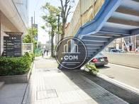 入口横に植栽が設置されています