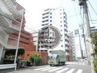 背面通り奥からの景観