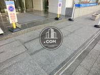 正面エントランス前の段差