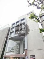 コンクリート打ちっ放しの外観をしています