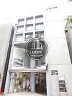 低層のビルですが、インパクトがあります