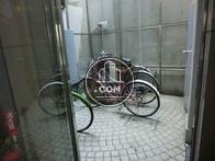 エントランス奥に駐輪場があります