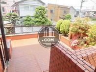 植栽が配置された玄関回り