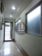 窓が多く明るいエントランス