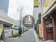 人通りの多くない前面通り