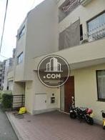 きれいな3階建ての建物です