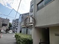 愛育病院前信号には交番があります