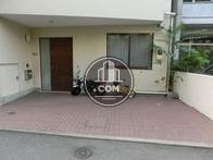 正面玄関部分です