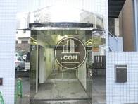 ビル正面玄関です