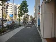 靖国通りに面しています