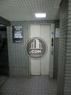入口の奥にあります