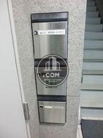 エントランス内にコンパクトサイズのポストがあります