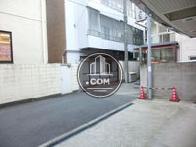 前面道路はほとんど人通りが少ないです