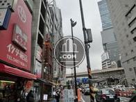 物件前から明治通りを渋谷駅に向かう写真。写真右手のグレーのビルが渋谷警察署で、その向こうに見える高いビルが渋谷ヒカリエ