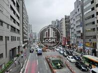 渋谷駅側からの写真。写真中央が明治通り、写真右側のビル郡に物件があります。写真左側手前のビルが渋谷警察署です