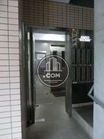 玄関入ってすぐエレベーターと郵便受けが見えます