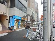 人の流れも多めな通りです