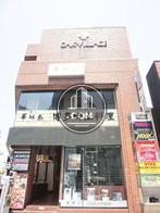 建物正面玄関向って右に袖看板があります