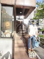 ２階の店舗への階段です