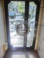 正面玄関はガラス扉です