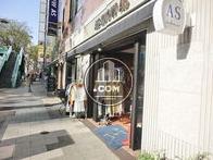 １階はアパレルショップが入居しています