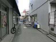 入口前の通路
