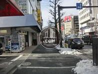 すぐ大通りにぶつかります