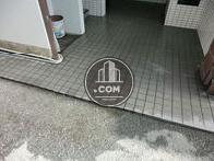 入口は多少ではありますが段差がございます