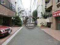 路地裏に面しています