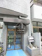 正面玄関、入口はガラス扉です