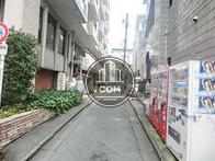 正面玄関側は細い路地になっております