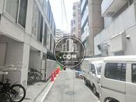 ビルの後方側の路地