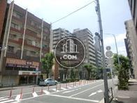 周辺はオフィスビルだけではなく居住用ビルも立ち並びます