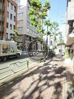 街路樹の点在する通りに面しています