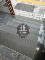 入口には階段があります